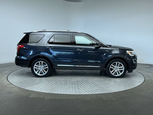Used 2017 Ford Explorer XLT w/ Equipment Group 201A AWD/4WD image 10