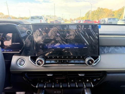 New 2025 Chevrolet Colorado ZR2 w/ Off-Road Front Bumper Package image 24