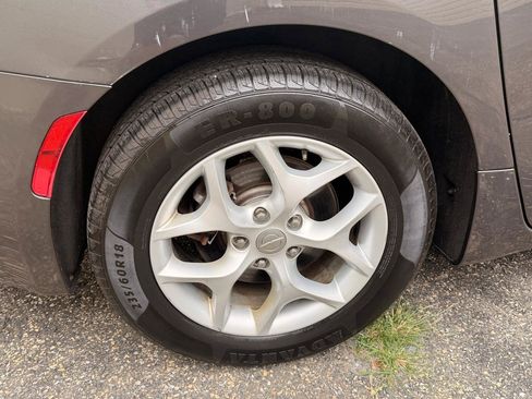 Used 2017 Chrysler Pacifica Touring-L w/ Tire & Wheel Group FWD image 13