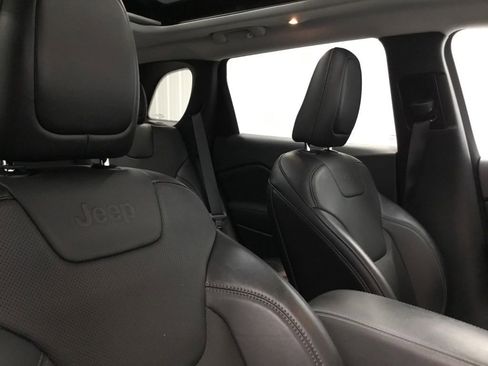 Used 2022 Jeep Cherokee Latitude Lux w/ Sun & Sound Group AWD/4WD image 23