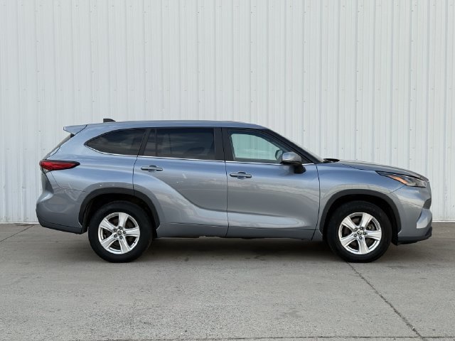 Used 2023 Toyota Highlander LE FWD image 3