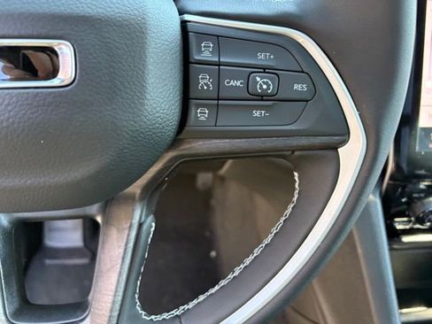 New 2025 Jeep Grand Cherokee Limited w/ Black Appearance Package image 18