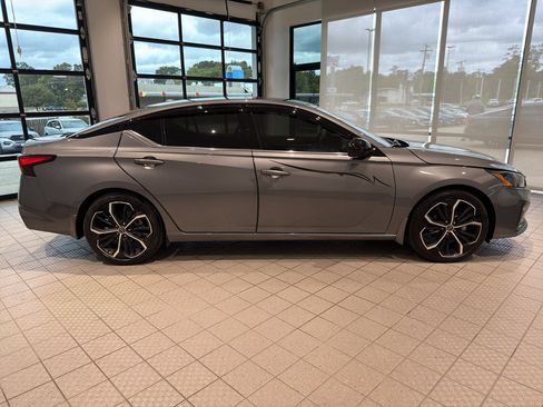 Used 2024 Nissan Altima 2.5 SR w/ SR Premium Package FWD image 6