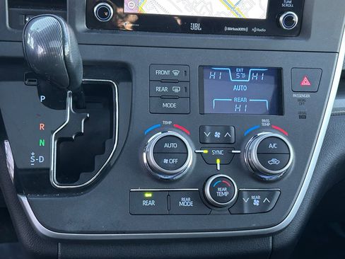 Certified 2020 Toyota Sienna SE image 22