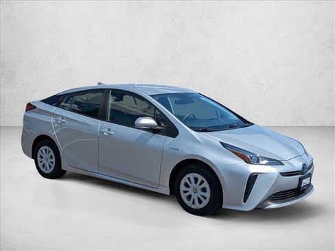 Used 2022 Toyota Prius LE FWD image 3