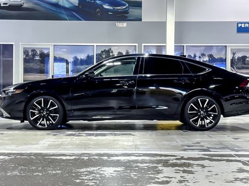 Used 2024 Honda Accord Touring image 2