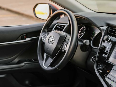 Used 2018 Toyota Camry XLE image 13