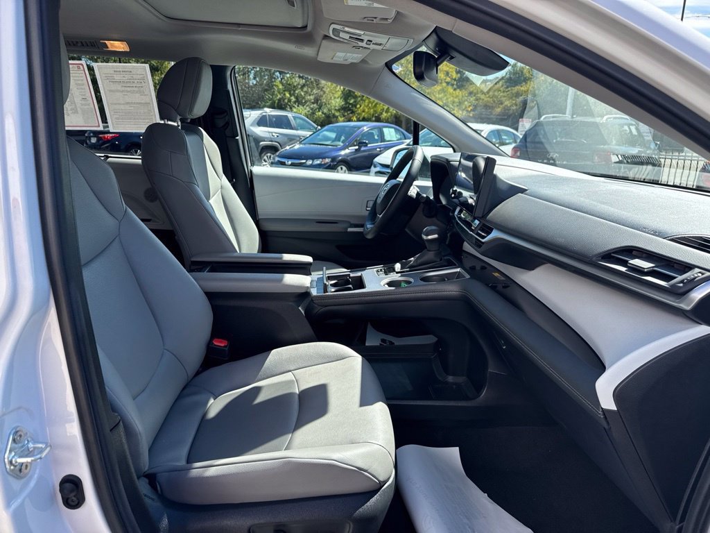 Certified 2026 Toyota Sienna XLE FWD image 34