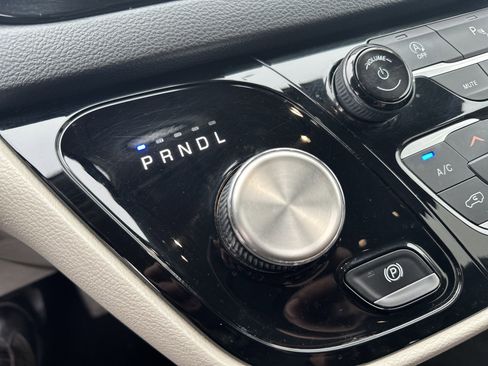 Used 2020 Chrysler Pacifica Touring-L image 25