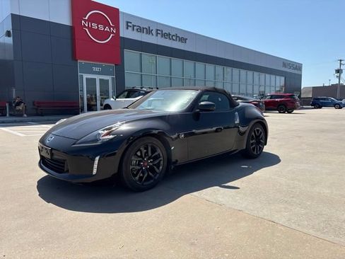 Used 2019 Nissan 370Z Touring RWD image 3