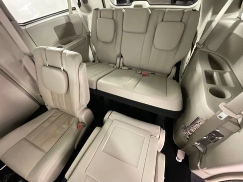 Used 2016 Chrysler Town & Country Touring FWD image 16