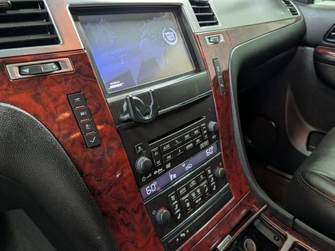 Used 2013 Cadillac Escalade Luxury AWD/4WD image 23