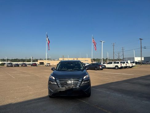 Used 2024 Nissan Rogue SV w/ SV Premium Package FWD image 4