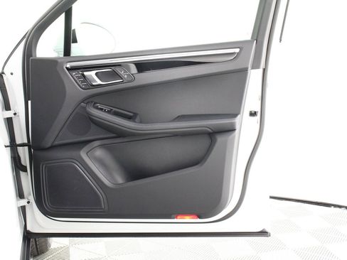 Certified 2026 Porsche Macan AWD/4WD image 23