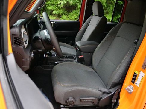 Used 2025 Jeep Wrangler Unlimited Sahara AWD/4WD image 3