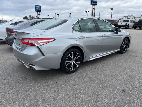 Used 2020 Toyota Camry SE image 5