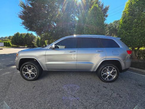 Used 2018 Jeep Grand Cherokee Limited image 2