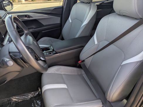 Used 2025 Toyota Camry SE w/ Convenience Package FWD image 25