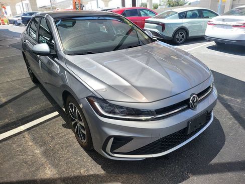 Used 2025 Volkswagen Jetta SE FWD image 2