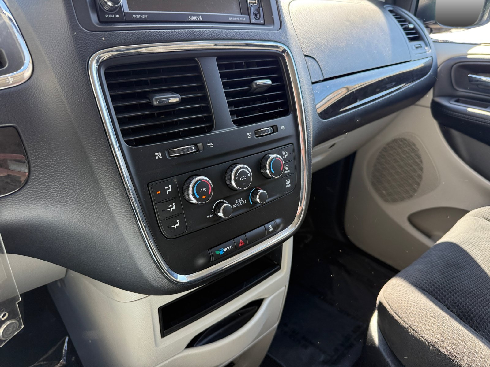 Used 2019 Dodge Grand Caravan SE w/ UConnect Hands-Free Group FWD image 13