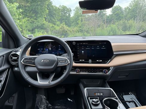 New 2025 Chevrolet Equinox ACTIV w/ Safety and Technology Package image 26