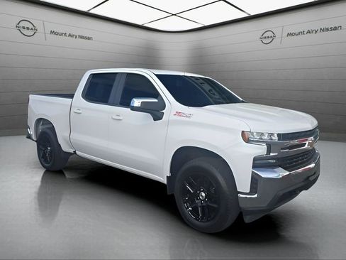 Used 2022 Chevrolet Silverado 1500 LT w/ Z71 Off-Road Package image 2