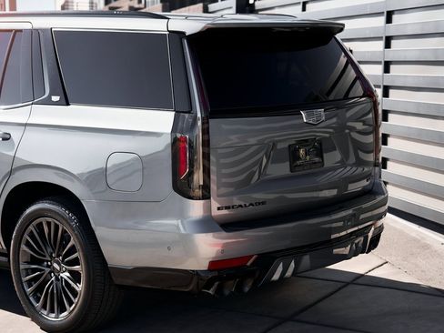 Used 2023 Cadillac Escalade V w/ LPO, ONYX Package image 9