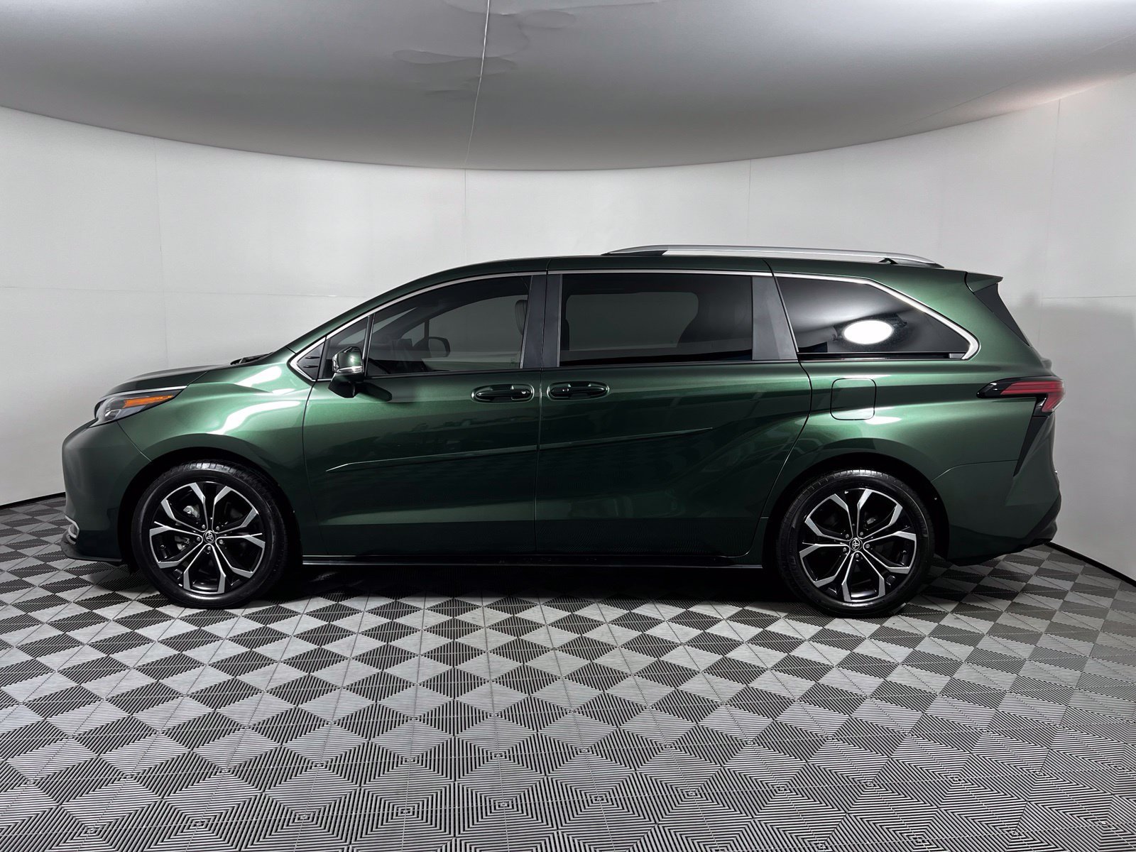Certified 2025 Toyota Sienna Platinum FWD image 8