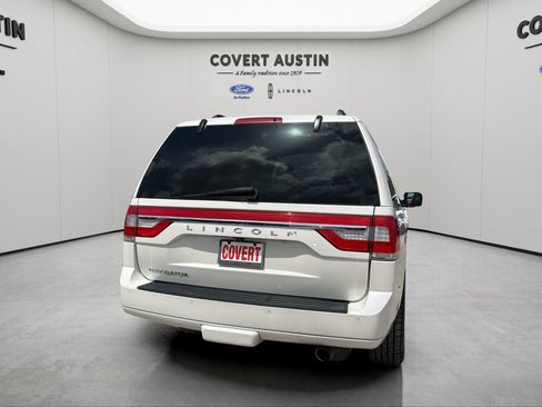 Used 2017 Lincoln Navigator Select RWD image 2