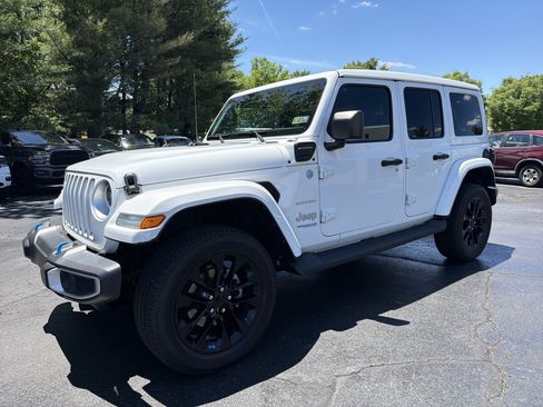Used 2022 Jeep Wrangler Unlimited Sahara w/ Cold Weather Group AWD/4WD image 3