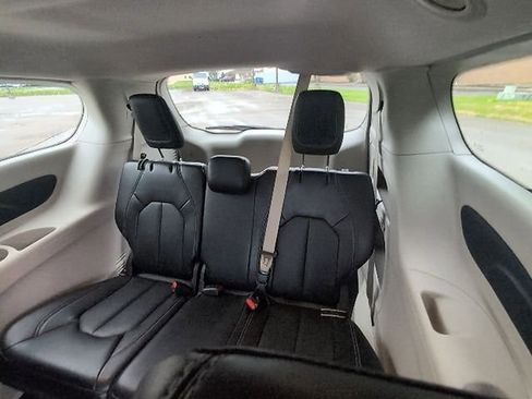 Used 2024 Chrysler Pacifica Touring-L image 11