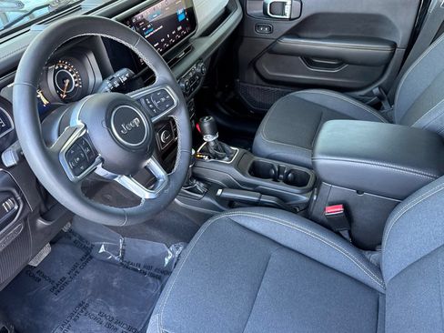 Used 2025 Jeep Wrangler Unlimited Sahara AWD/4WD image 10