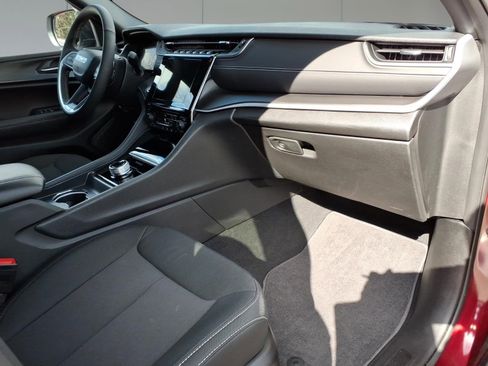 Used 2025 Jeep Grand Cherokee Laredo X w/ Luxury Tech Group I image 7