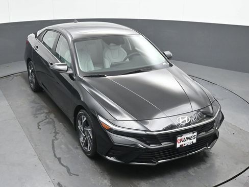 New 2026 Hyundai Elantra Limited FWD image 32