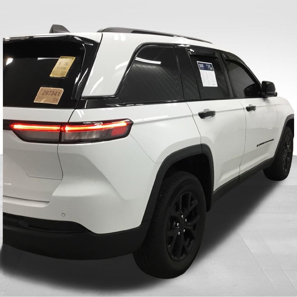 Used 2025 Jeep Grand Cherokee Altitude AWD/4WD image 25
