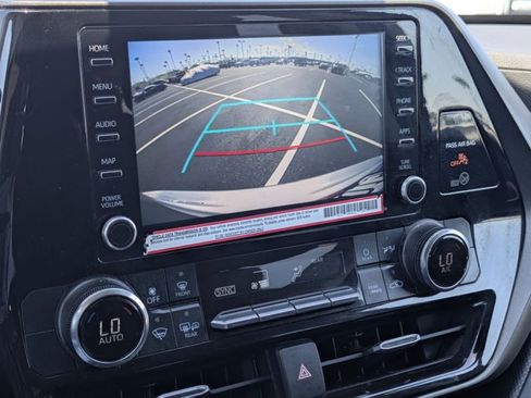 Used 2022 Toyota Highlander LE FWD image 13