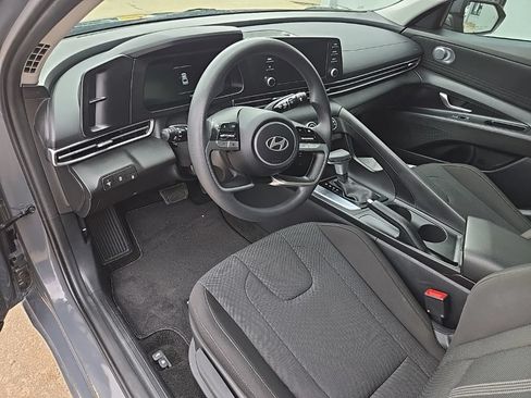 Used 2025 Hyundai Elantra SE FWD image 34