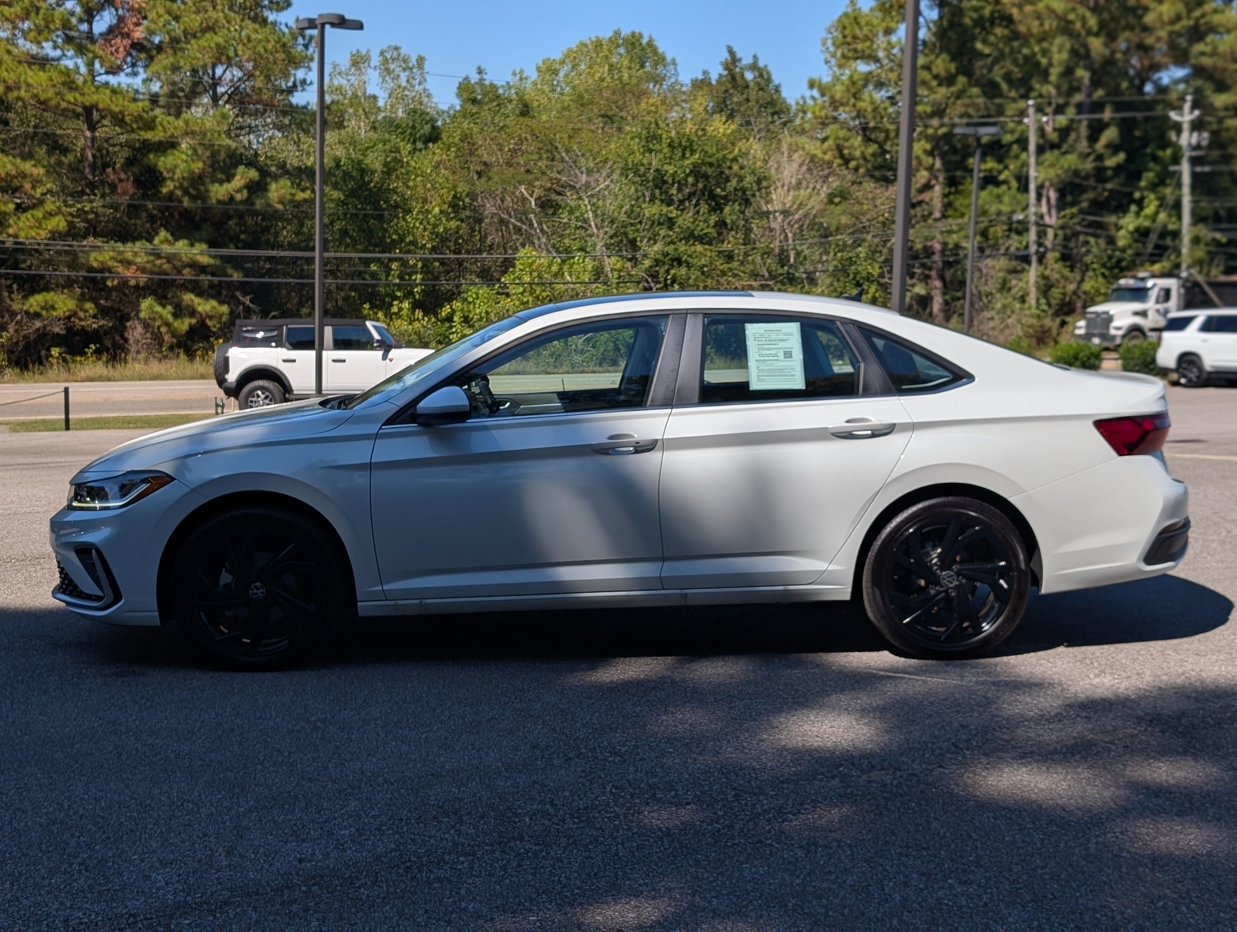 Used 2026 Volkswagen Jetta SE FWD image 6