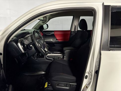 Used 2020 Toyota Tacoma SR5 AWD/4WD image 11