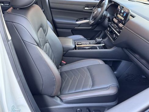 Used 2024 Nissan Pathfinder Platinum w/ Cargo Package image 10