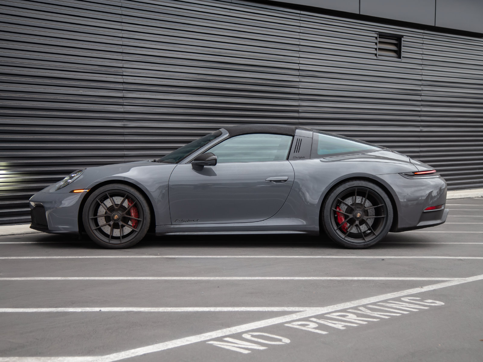 Certified 2025 Porsche 911 Targa 4 GTS AWD/4WD image 2