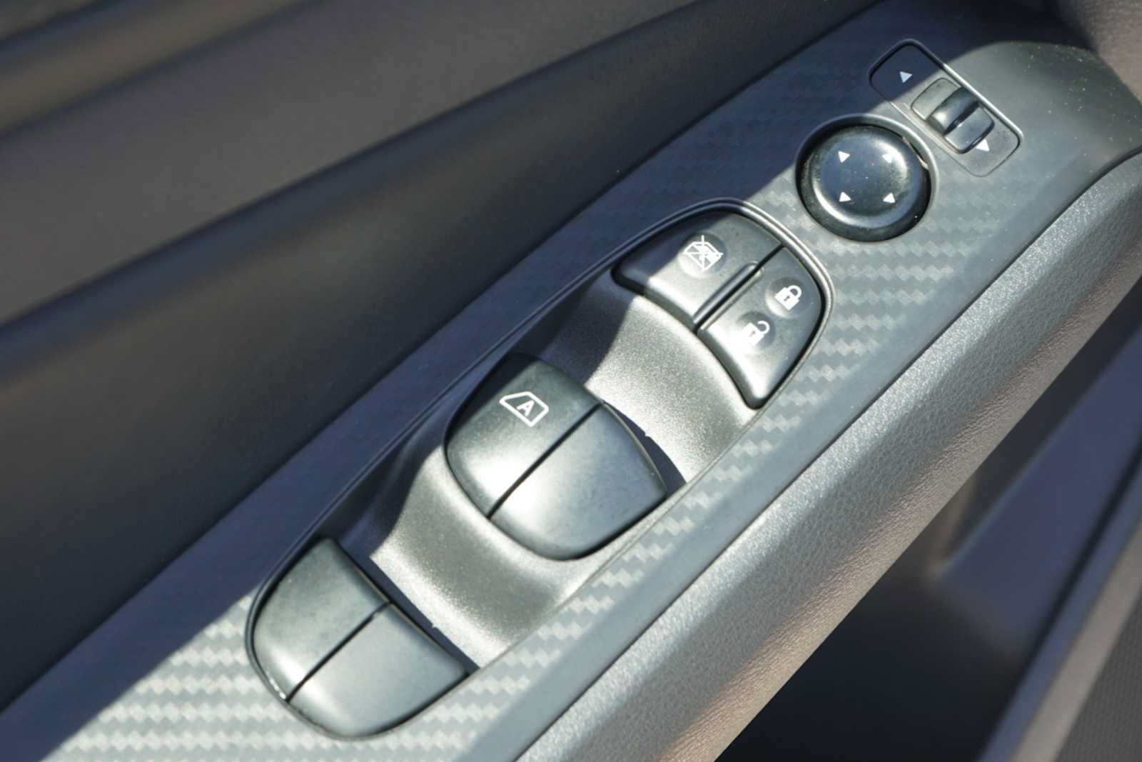 Used 2025 Nissan Altima 2.5 SV FWD image 16