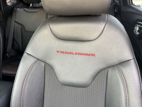 Used 2025 Jeep Compass Trailhawk image 11