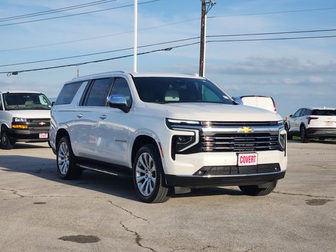 Used 2025 Chevrolet Suburban Premier RWD image 3