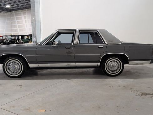 Used 1988 Ford LTD Crown Victoria RWD image 6
