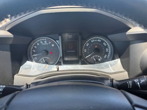 Used 2019 Toyota Tacoma TRD Off-Road AWD/4WD image 11