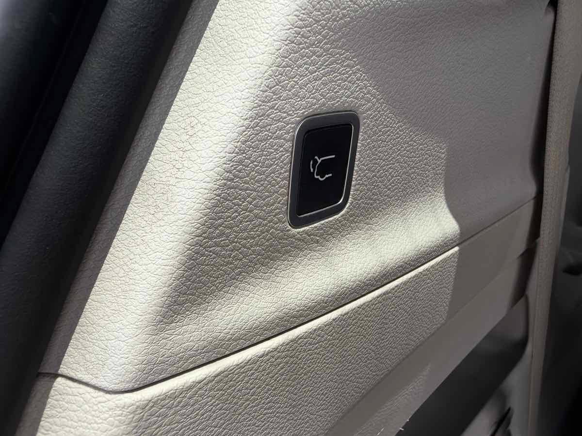 Used 2017 Chrysler Pacifica Touring-L w/ Tire & Wheel Group FWD image 22