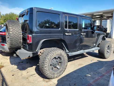 Used 2016 Jeep Wrangler Unlimited Sahara w/ Max Tow Package AWD/4WD image 3