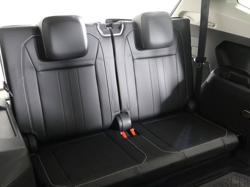 Used 2022 Volkswagen Tiguan SE w/ Panoramic Sunroof Package image 37