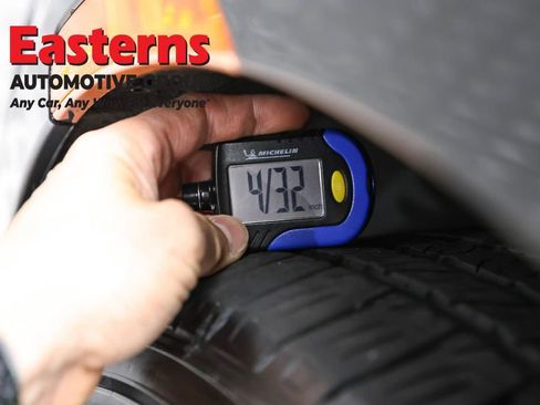 Used 2023 Chrysler Pacifica Touring-L FWD image 28